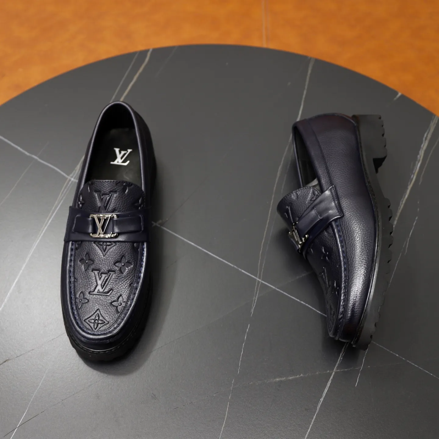 Ex-factory price: 600💰Louis Vuitton LV men's classic Oxford shoes, men's business formal boutique leather shoes, classic style, almond kernel exquisite toe, ultimate art, the whole shoe is made of imported cow leather (open edge beads), carefully selected, fine pores, excellent gloss, soft texture, strong toughness, durable and not easy to deform, apricot fetal cowhide leather lining, soft and comfortable, sweat-absorbent and breathable. Foam outsole, original box and dust bag packaging! Size: 38–44 (45/46 customized)